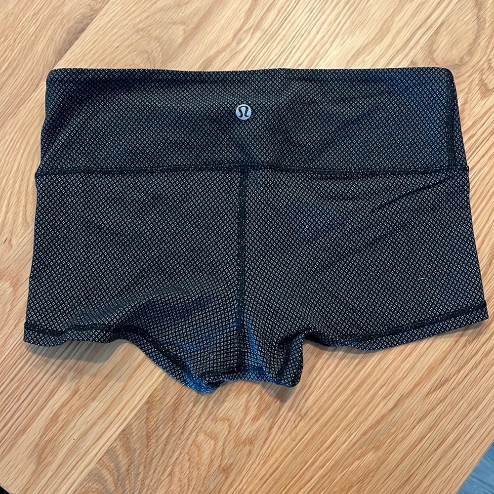 Lululemon wunde runder 2” gray/black tech textured shorts